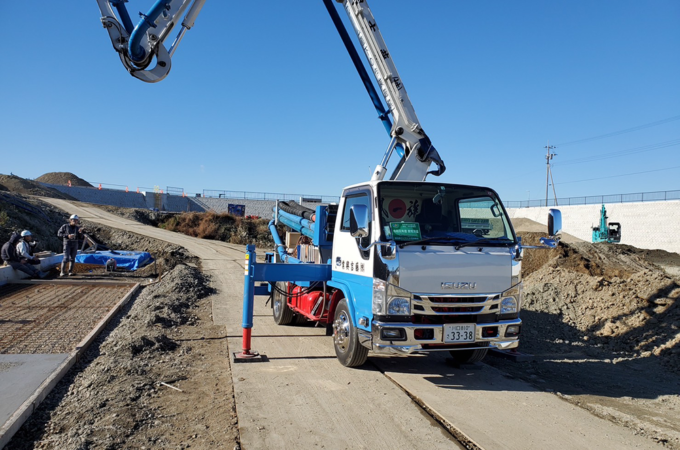 千葉県流山市　調整池工事現場内　作業用道路の土木工事におけるコンクリート圧送工事